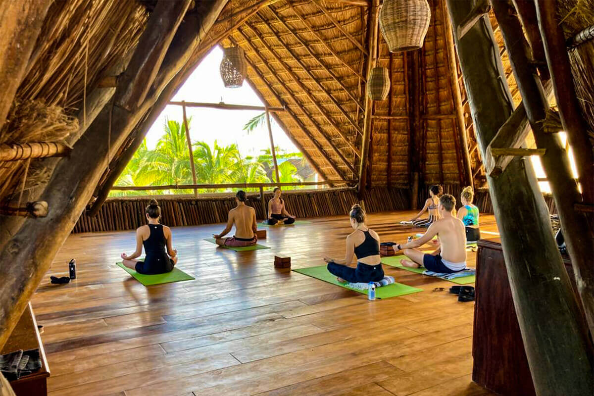 YOGA NA PRAIA ‹ PORTUGA › 